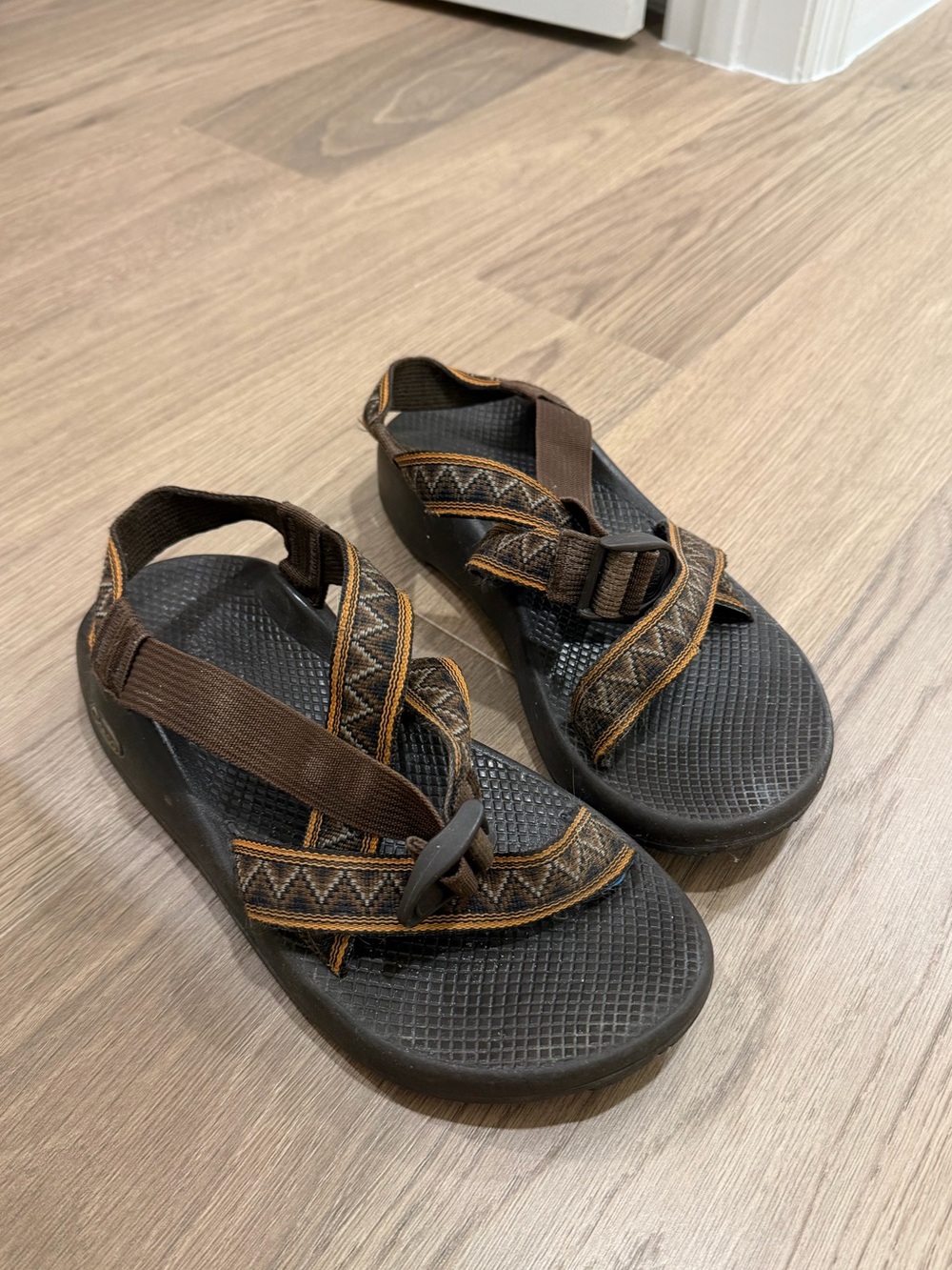 Mens Brown chacos